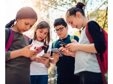 Mennyi időt töltenek a fiatalok okostelefonjuk előtt, és mire figyeljünk oda?